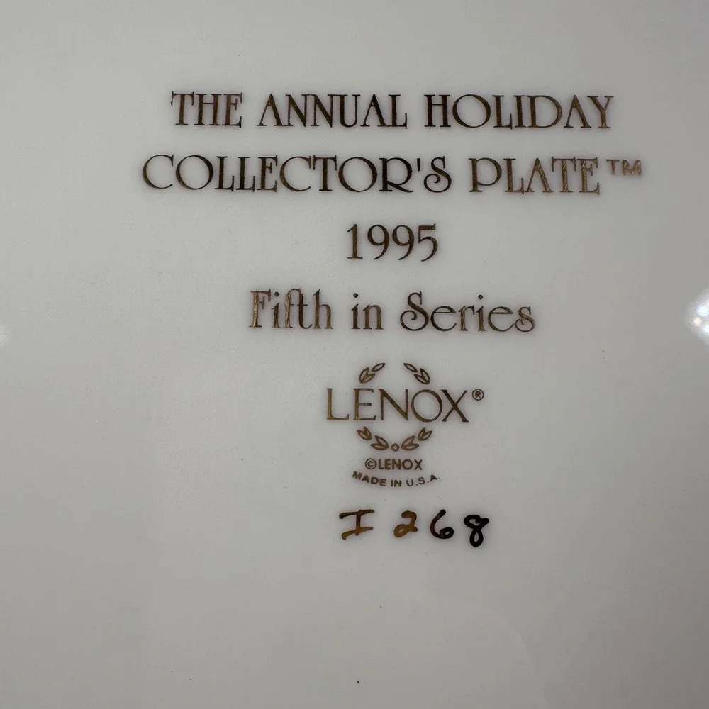 Lenox 1995 Annual Holiday Collectors Plate Fifth in Series Toy Shop Gold Trim